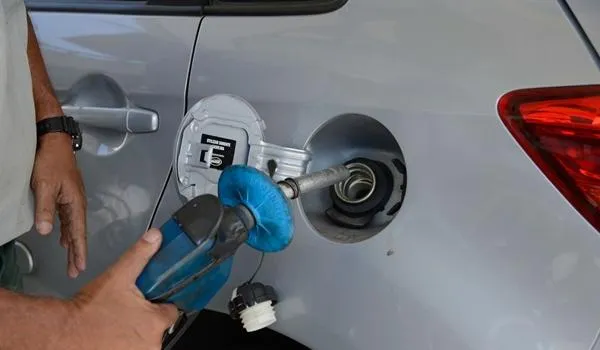 Preço médio da gasolina na Bahia deve ser de R$ 4,40 por litro; valor será autorizado a partir do próximo domingo 