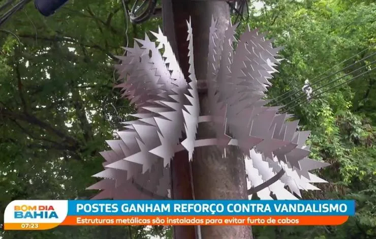 Reforço contra vandalismo: estruturas metálicas são instaladas em postes de Salvador