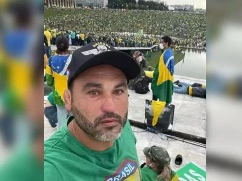 Primo dos filhos mais velhos de Jair Bolsonaro, Léo Índio teve a prisão preventiva decretada por Alexandre de Moraes após fugir para a Argentina