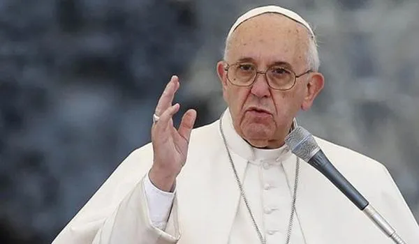 Papa deixa mensagem em defesa das mulheres e se desculpa com fiel que agarrou sua mão 