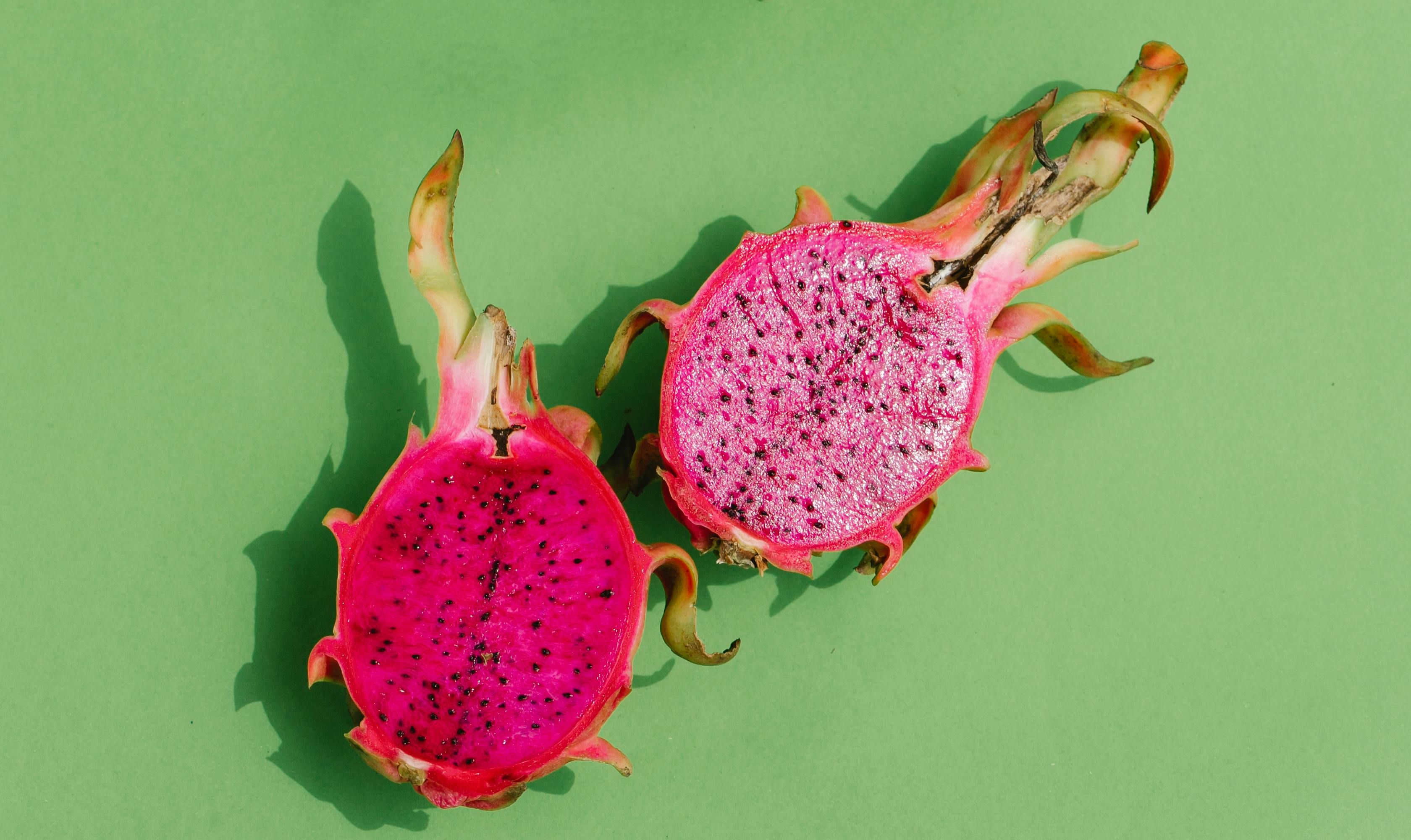 Os frutos, de interior exótico e visual semelhante ao da pitaya, são consumidos por aves. | Foto: Pexels/Any Lane