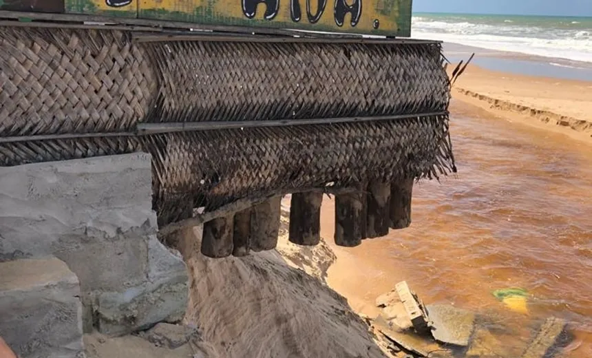 Mar arrasta barracas na praia de Imbassaí; veja vídeo 