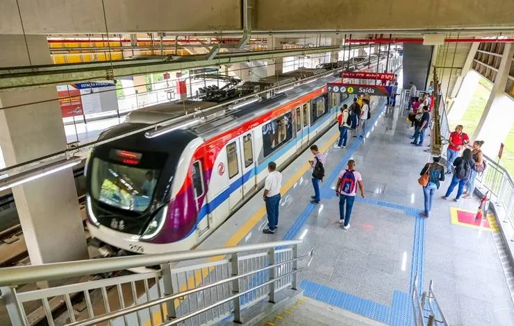 Mulher é socorrida nos trilhos do metrô na Estação Mussurunga, em Salvador