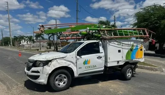 Caminhonete da Coelba capota com dois funcionários no interior da Bahia