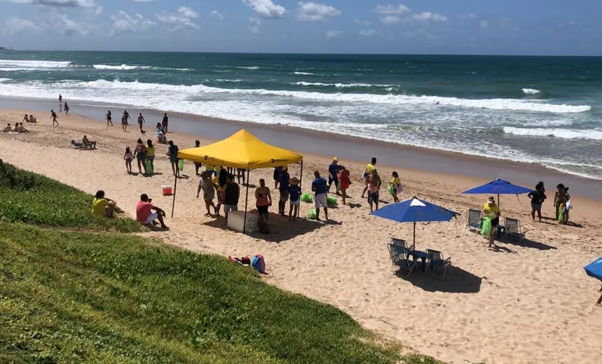 Faculdades participam do Dia Mundial da Limpeza em praias de Salvador