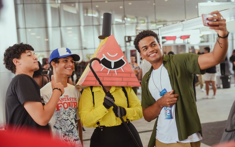 Al&eacute;m dos pain&eacute;is e atra&ccedil;&otilde;es, Game-Con 2026 oferecer&aacute; espa&ccedil;os para fotos tem&aacute;ticas inspiradas em animes, filmes, games e quadrinhos, ideais para os f&atilde;s registrarem a experi&ecirc;ncia/Foto: Divulga&ccedil;&atilde;o/Game-Con 2026&nbsp;