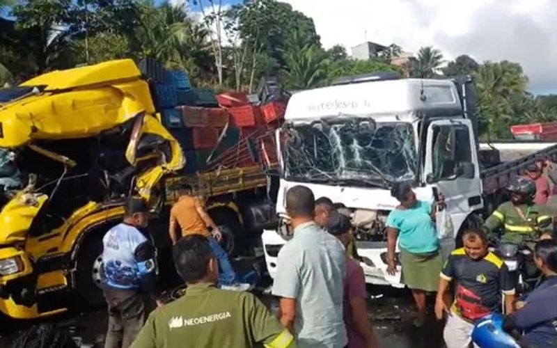 Engavetamento &eacute; um tipo de acidente que ocorre quando tr&ecirc;s ou mais ve&iacute;culos colidem em sequ&ecirc;ncia, geralmente ap&oacute;s uma batida traseira inicial/Foto: PRF&nbsp;