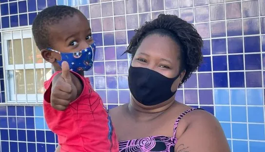 "Agora estou feliz", diz mãe que levou criança de quatro anos no primeiro dia de imunização contra Covid em Salvador  
