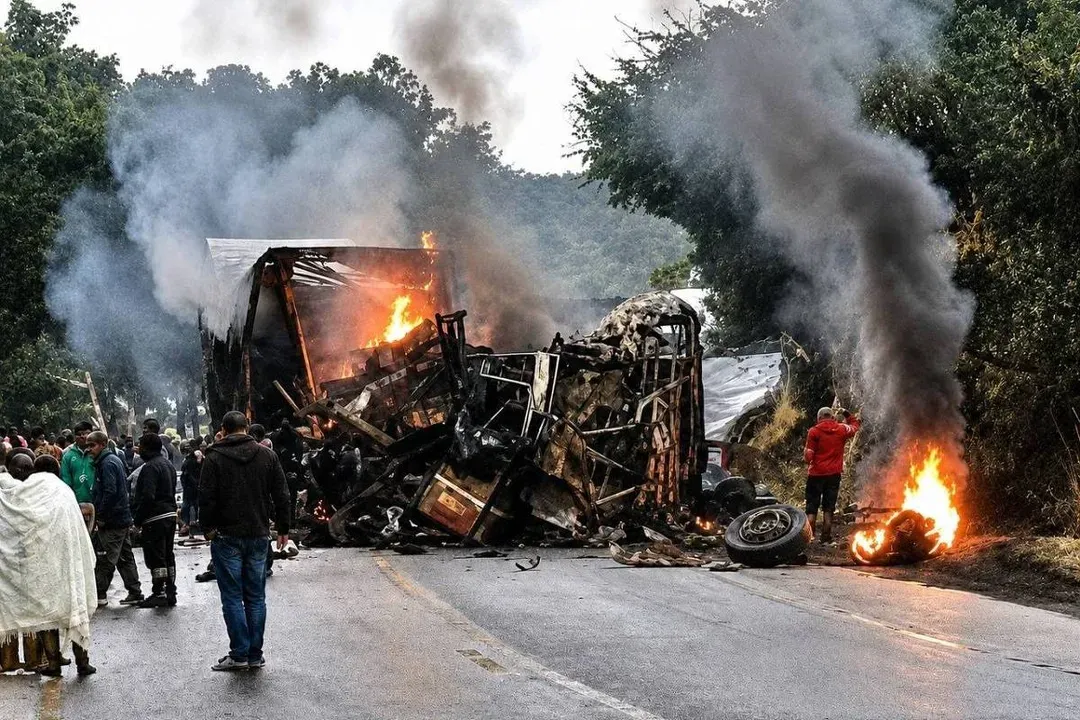 Oito pessoas morrem carbonizadas em acidente entre ônibus e carreta na BR-251