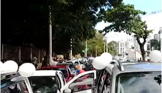 Veterinários fazem carreata por Salvador e pedem "inclusão no plano nacional de imunização"