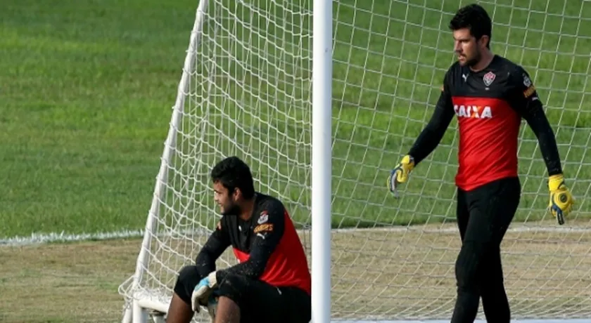 Goleiro pegador de pênaltis do Vitória renova contrato por mais um ano