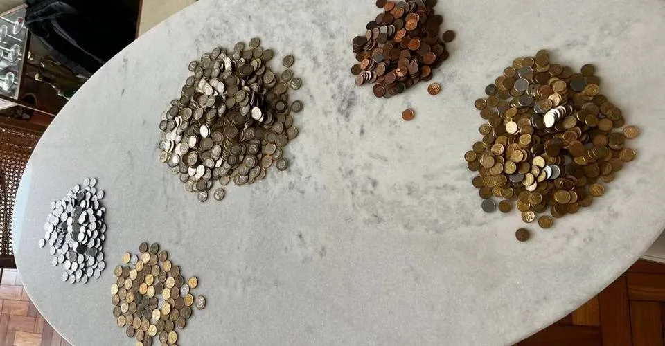 Moradora paga taxa de condomínio com mais de mil moedas como protesto
