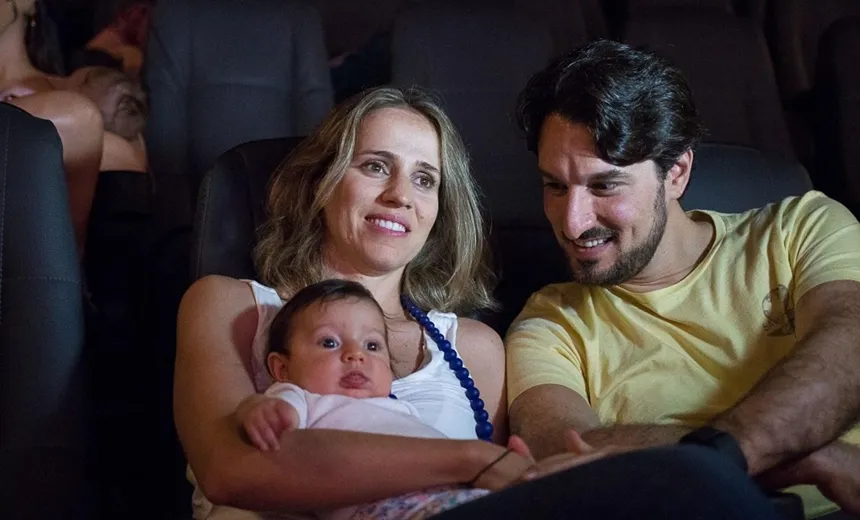 Sala adaptada de cinema permite que pais levem bebês; confira