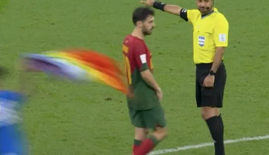 Torcedor com bandeira LGBTQIA+ invade jogo entre Portugal e Uruguai; TVs não mostram