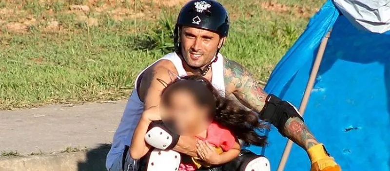 Skatista é assassinado na porta de casa na Boca do Rio; Vizinhos presenciaram o crime