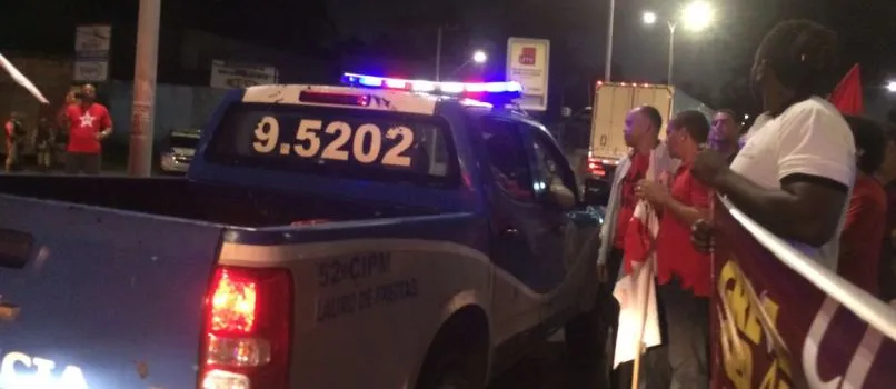 LAURO DE FREITAS: Manifestantes acusam PM de “agressão” e “uso excessivo da força”; Veja vídeo