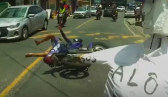 Bueiro estava com tampa danificada e aberta no IAPI | Foto: reprodução/TV Aratu