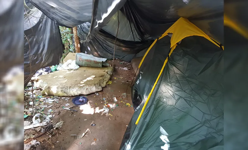 Polícia apreende granada e drogas em “acampamento do tráfico” no bairro de Rio Sena
