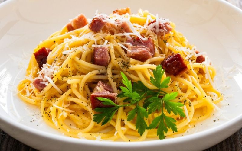 O macarr&atilde;o &agrave; carbonara &eacute; um dos pratos mais ic&ocirc;nicos da culin&aacute;ria italiana, conhecido por sua cremosidade aveludada que vem da emuls&atilde;o de ovos e queijo/Foto: Freepik&nbsp;