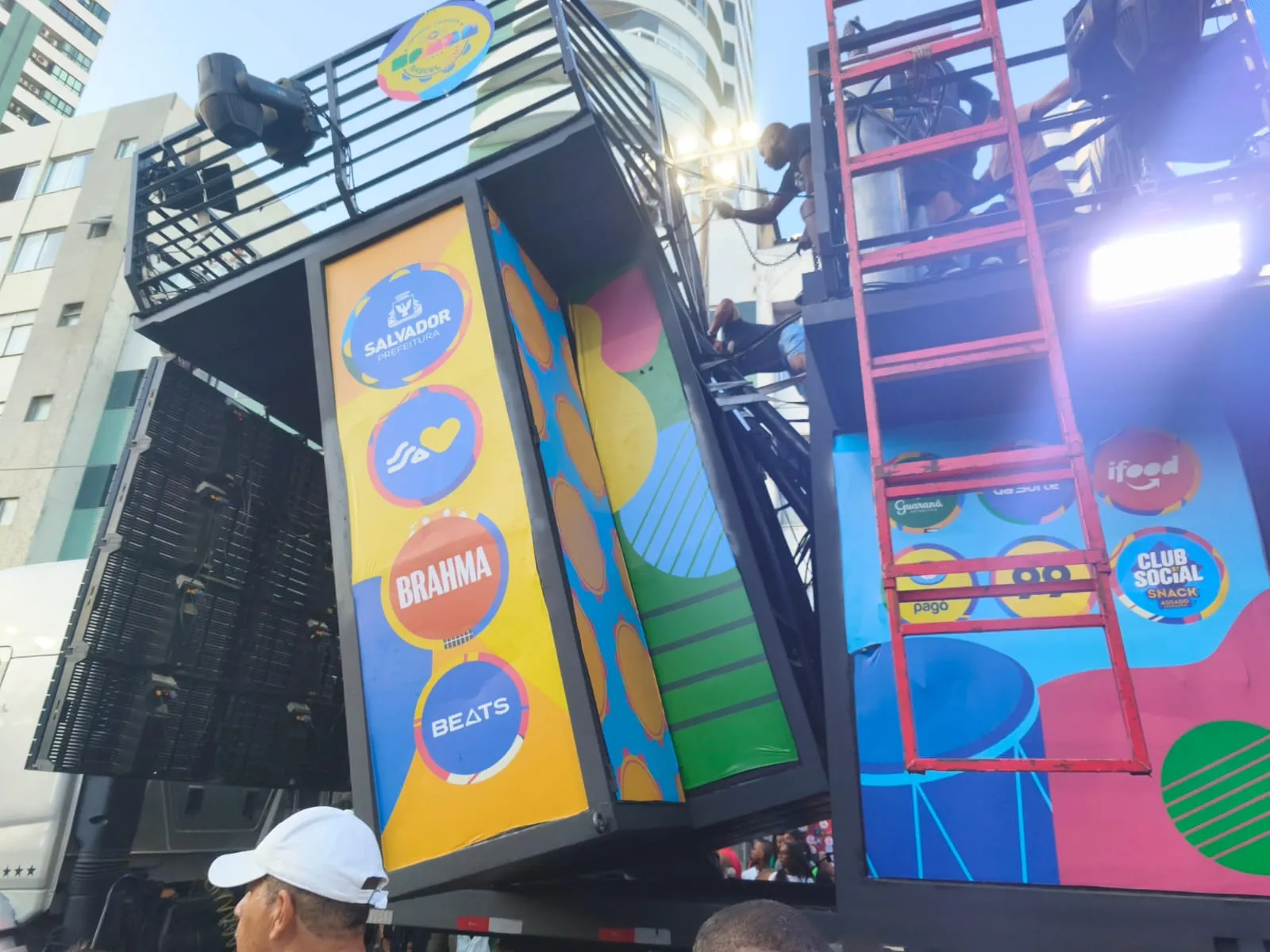 VÍDEO: parte do trio elétrico de Pagod'art desaba e Furdunço é paralisado