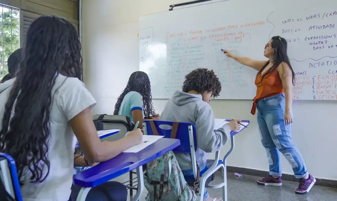 Professor Na Sala De Aula Rafa Neddermeyer Agência Brasil