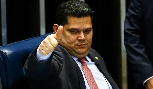 Alcolumbre rejeita MP que permitia a Weintraub escolher reitores temporários; "viola a Constituição Federal" 