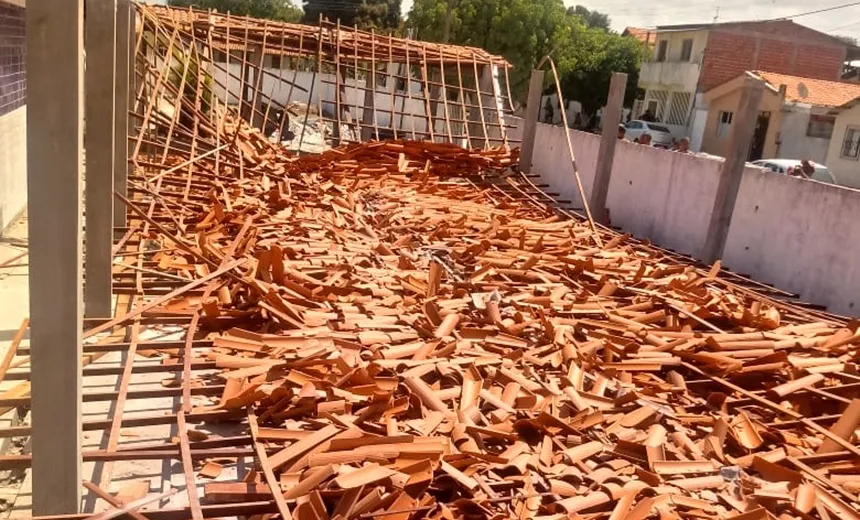 Telhado de escola desaba no interior da Bahia; confira o vídeo