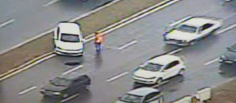 MOBILIDADE: Buraco causa acidente na Ligação Iguatemi-Paralela; Transalvador faz alerta