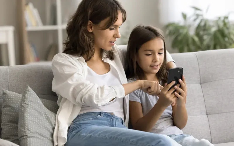 Pais e respons&aacute;veis passam a ter mais autonomia sobre contas de menores, podendo configurar restri&ccedil;&otilde;es e acompanhar atividades com mais facilidade/Foto: Freepik