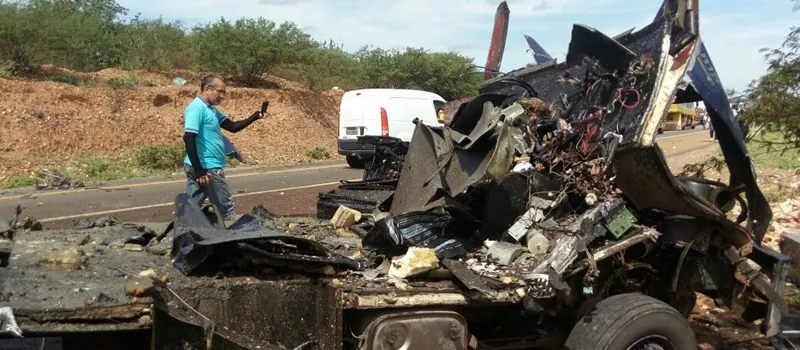 ATAQUE: Grupo explode e destrói carro-forte durante assalto no interior da Bahia; Veja imagens
