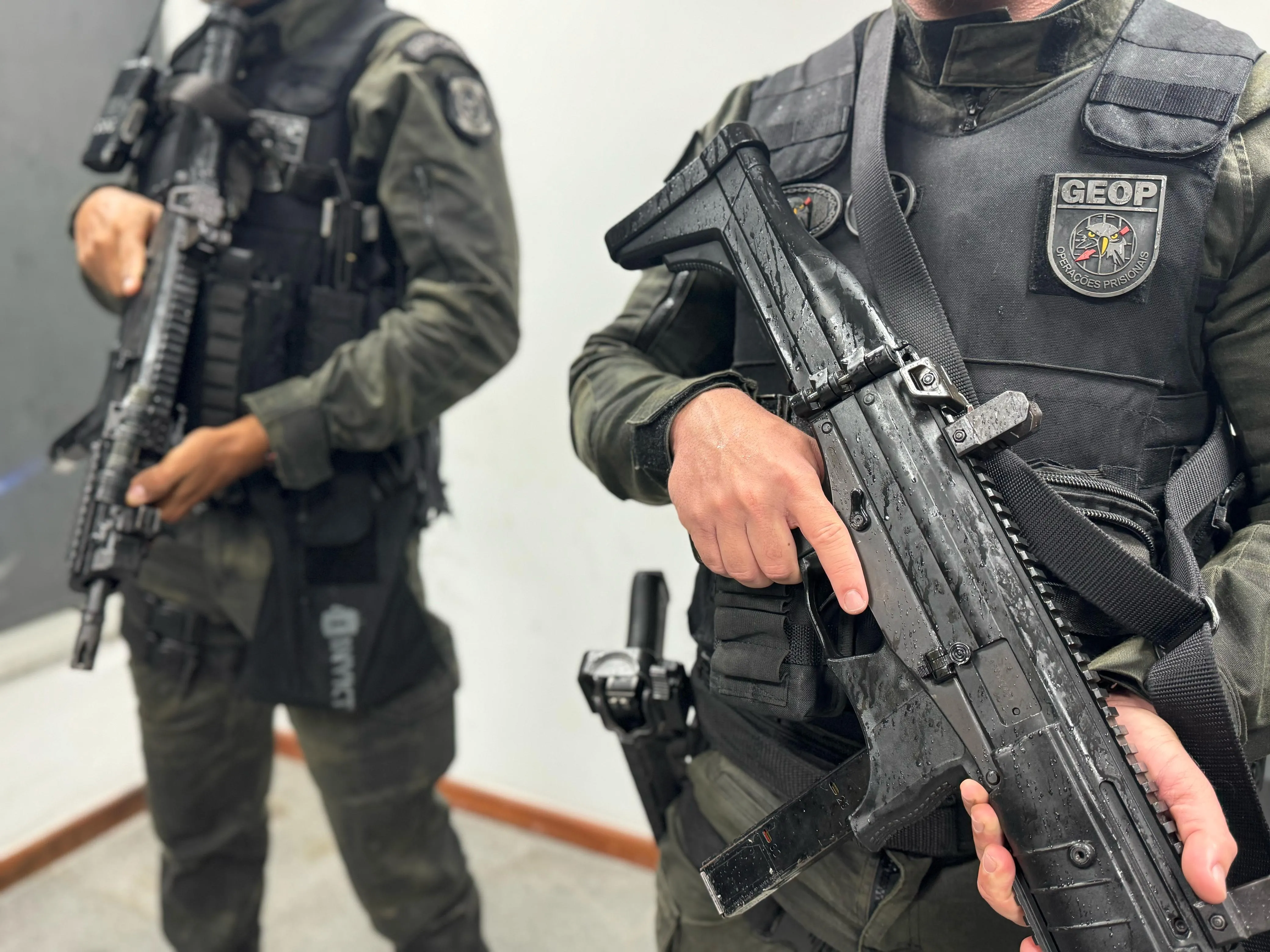 Com tornozeleiras eletrônicas, dupla é presa na Micareta de Feira 