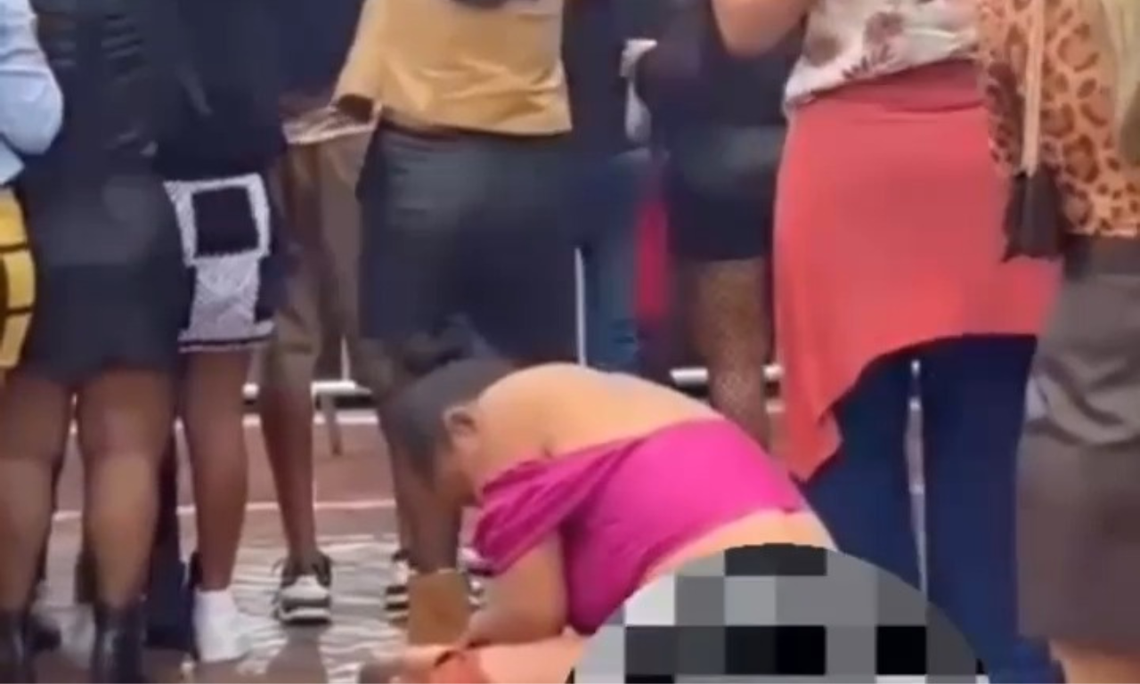 Mulher urina em show. Foto: Reprodução