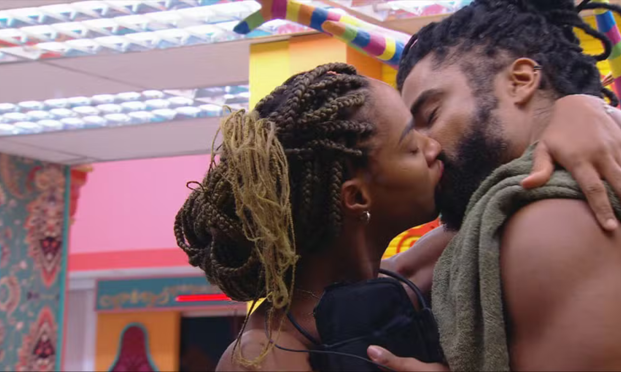 Diogo e Aline marcam primeiro beijo do BBB 25. Foto: TV Globo