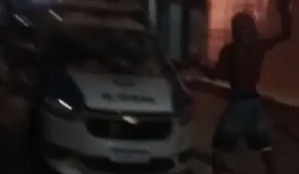 Em ação ousada, criminosos destroem viatura da PM no bairro de Vila Canária; assista