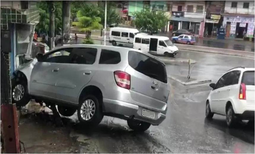 Motorista perde controle da direção e veículo atinge muro de consultório odontológico
