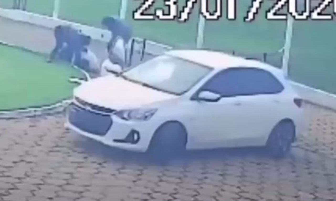 Empres&aacute;ria &eacute; sequestrada e arrastada pelos cabelos; c&acirc;meras flagram crime.Foto: Reprodu&ccedil;&atilde;o