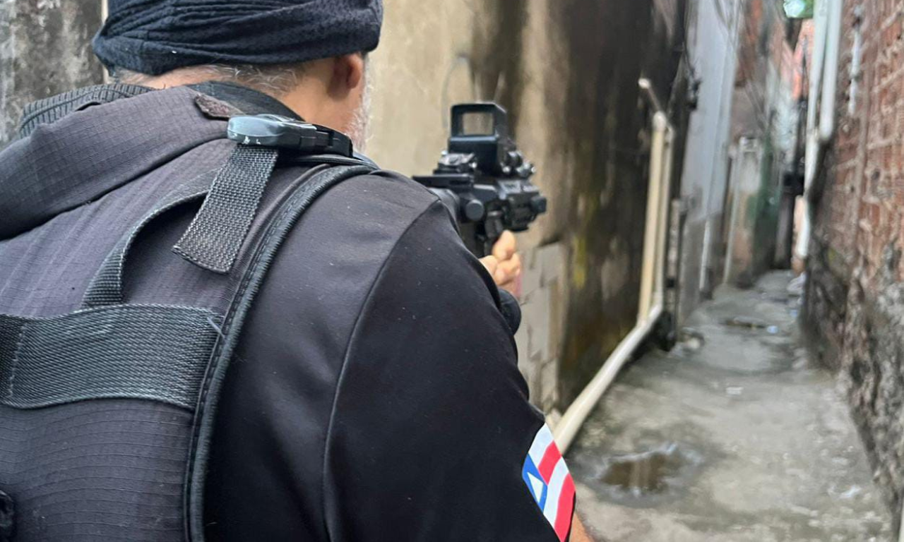 Casal &eacute; preso em flagrante por tr&aacute;fico de drogas em Feira de Santana.Foto: PCBA