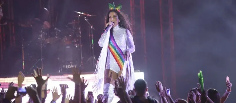 RAINHA LGBT: Ivete faz paródia da música “Chupa toda” durante show em festival gay