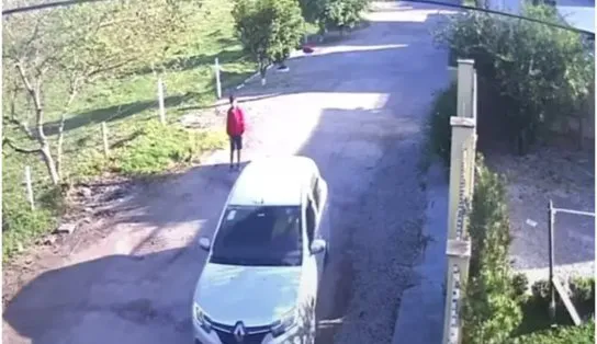 "Sem noção": pai esquece filho na porta de casa e vai sozinho para a escola; assista