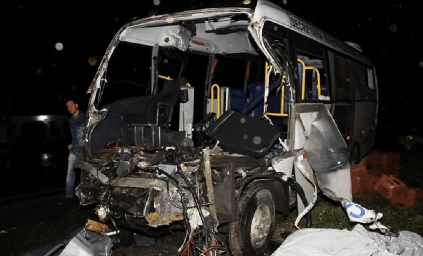 Cinco pessoas morrem após colisão de micro-ônibus com caminhão na BR-324