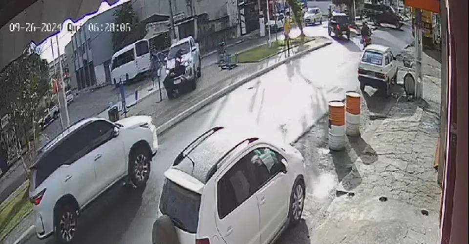 VÍDEO: motorista de Hilux perde controle do veículo e invade academia ao ar livre na Bahia