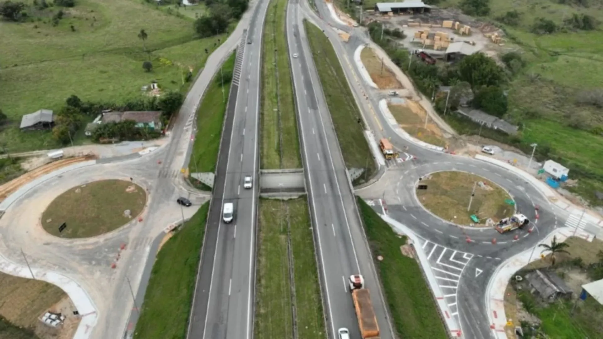 Acidente deixa dois mortos após carro bater em defensa metálica na BR-101