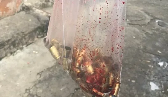 Traficantes desfiguram vítima com diversos tiros, gravam ação e exaltam facção em Salvador; "já chega" 