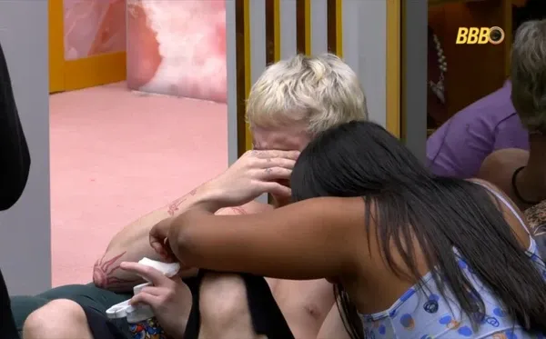 Juliano Floss corta dedo, passa mal e leva pontos no BBB 26
