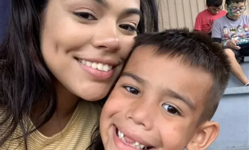 Camiseta com cronologia é criada por mãe para volta às aulas do filho; entenda