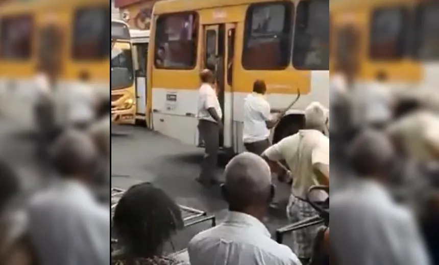 Cobrador parte para cima de passageiro durante briga na Calçada; assista