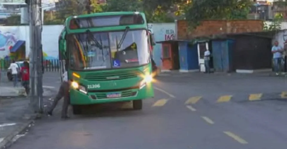 Polícia Militar garante segurança e ônibus voltam a circular em Tancredo Neves