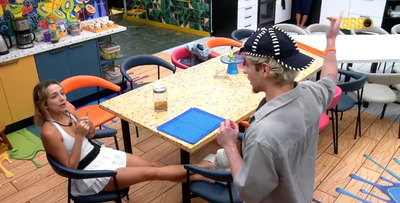 Treta no BBB 26: Samira e Juliano brigam por louça suja: 'Vai escovar os dentes'