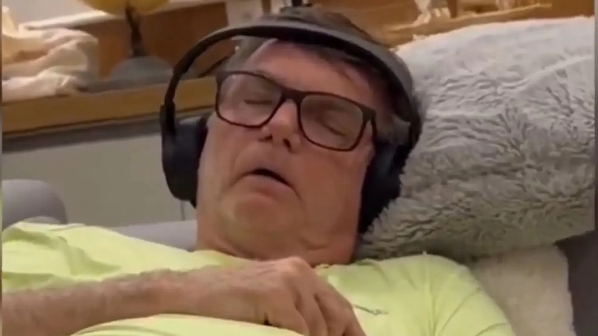 Jair Bolsonaro está muito inchado, diz Carlos após visitar pai na UTI