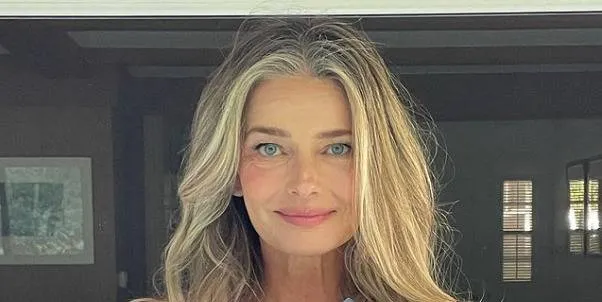 Símbolo sexual nos anos 1990 celebra 58 anos com foto sensual segurando ursinho de pelúcia